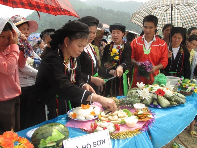 Phụ nữ dân tộc gìn giữ nét văn hóa truyền thống qua Hội thi gói bánh chưng gù ngày Tết (nguồn: Báo Vĩnh Phúc)